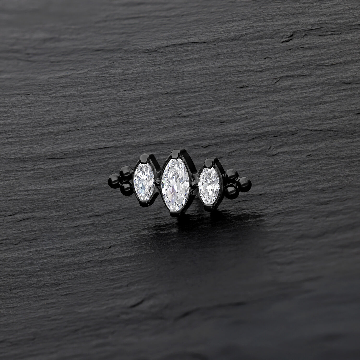 Accessorio Push Fit in titanio nero con cristalli chiari su sfondo nero