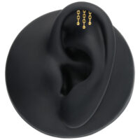 Attacco Helix color oro con collana e bolle su sfondo nero