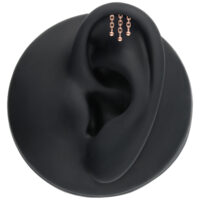 Collana oro rosa con attacco Bubble Helix su modello di orecchio nero