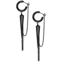 Orecchini a triangolo neri e lucidi con pendenti a catena su sfondo bianco