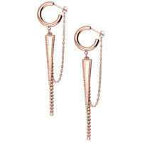 Orecchini a triangolo in oro rosa con lunghe catene su sfondo bianco