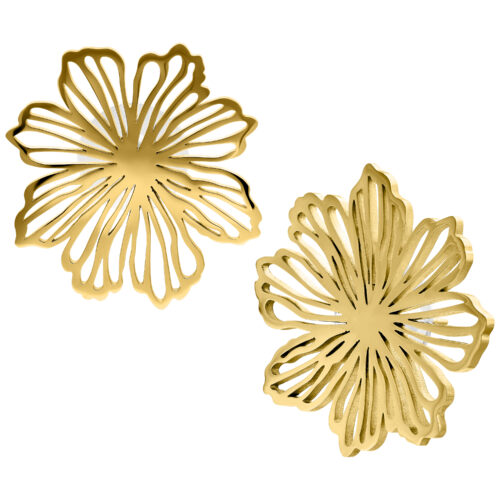 Coppia di orecchini a fiore dorati in acciaio chirurgico su sfondo bianco