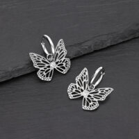 Due orecchini a farfalla in argento su sfondo nero in acciaio inox