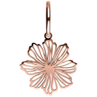 Fini orecchini a cerchio con pendente a forma di fiore in oro rosa su sfondo bianco