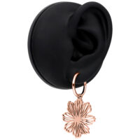 Orecchini in oro rosa con motivo floreale su sfondo nero
