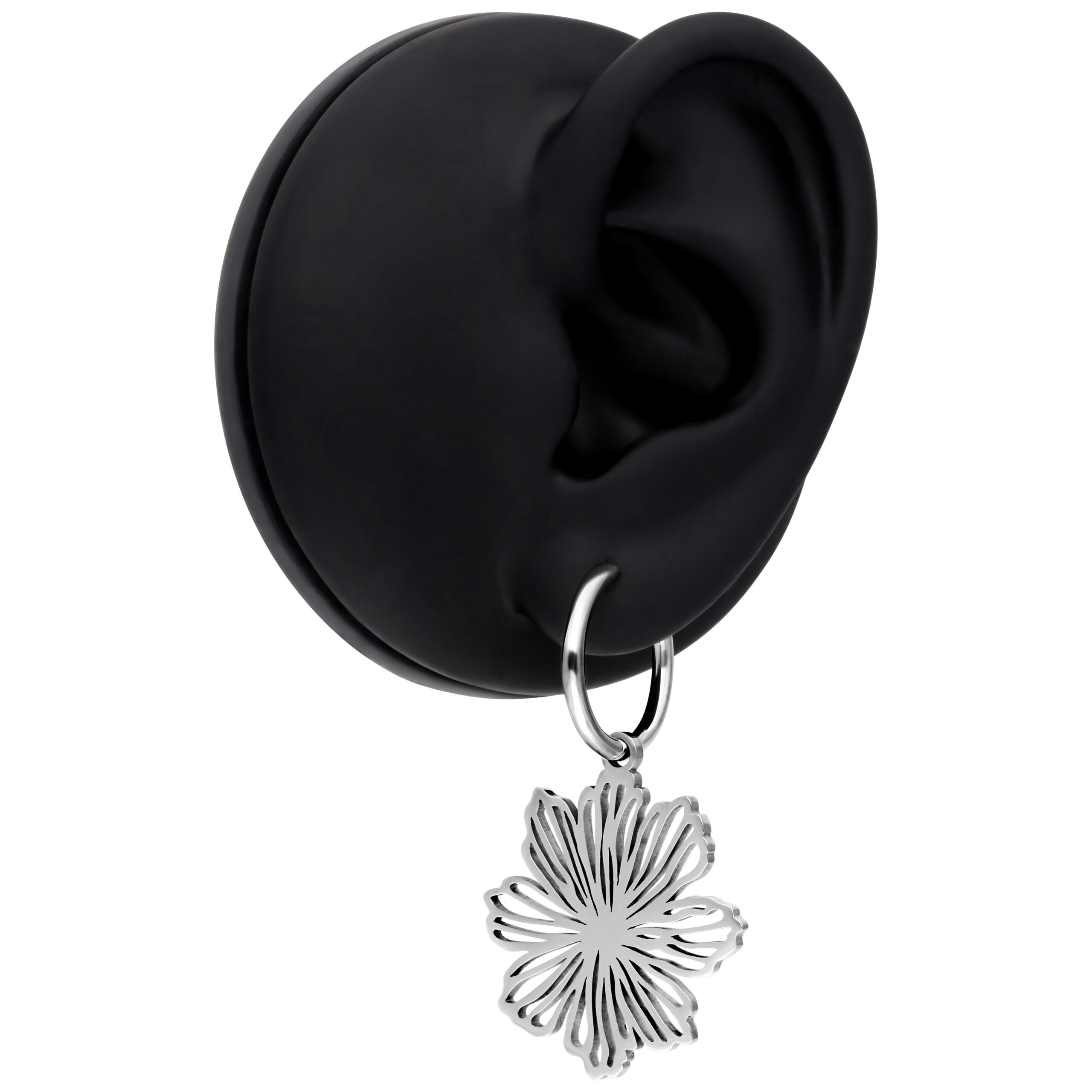 Orecchini Flower in argento su modello d'orecchio nero su sfondo bianco