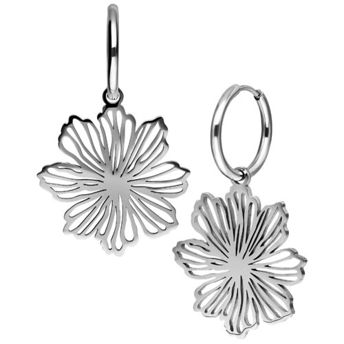 Due orecchini in acciaio inossidabile argentato a forma di fiore su sfondo bianco