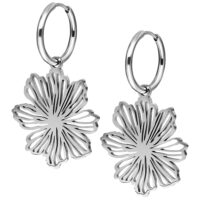 Due orecchini a cerchio argentati con pendenti floreali su sfondo bianco