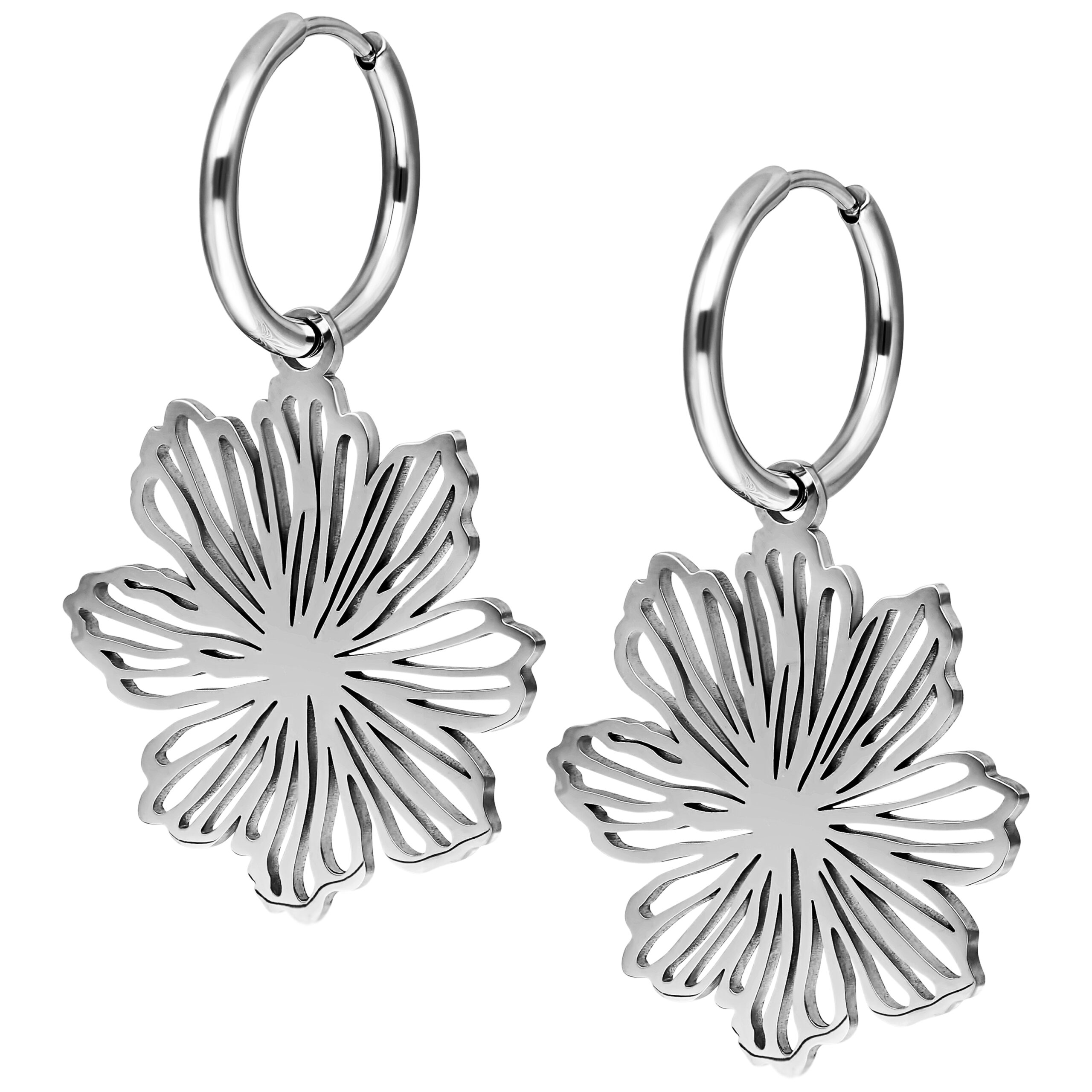 Due orecchini a cerchio argentati con pendenti floreali su sfondo bianco