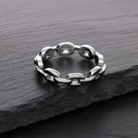 Anello a catena in acciaio chirurgico argentato su pietra scura