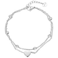 Bracciale a doppio filo in argento con ciondolo a cuore e perline su sfondo bianco