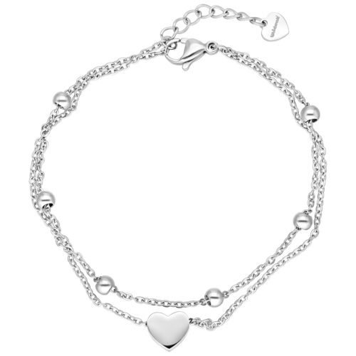 Bracciale a doppio filo in argento con ciondolo a cuore e perline su sfondo bianco