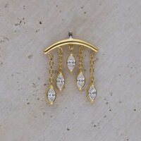 Attachment Helix dorato con gocce di cristallo trasparenti su sfondo beige