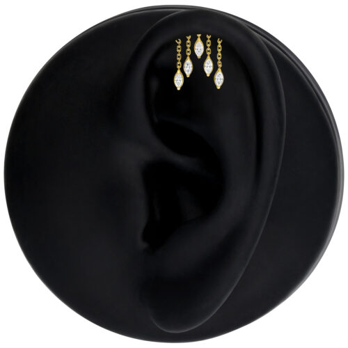 Attacco Helix dorato con gocce di cristallo trasparenti su un modello di orecchio nero