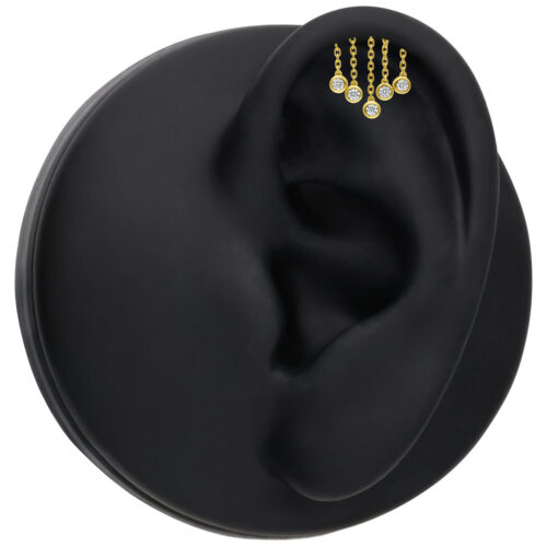 Inserto Helix dorato con cristalli chiari su un orecchio modello nero