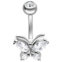 Piercing all'ombelico in argento con farfalla e cristalli chiari su sfondo bianco