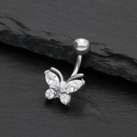 Piercing all'ombelico in argento con farfalla e cristalli chiari su sfondo nero