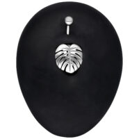 Piercing Bananabell in argento con design a foglia di Monstera su sfondo nero