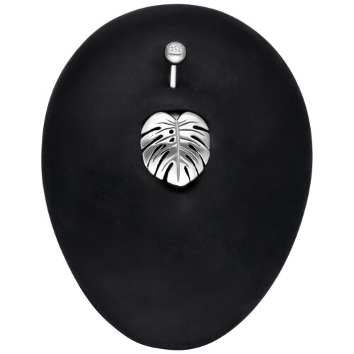 Piercing Bananabell in argento con design a foglia di Monstera su sfondo nero