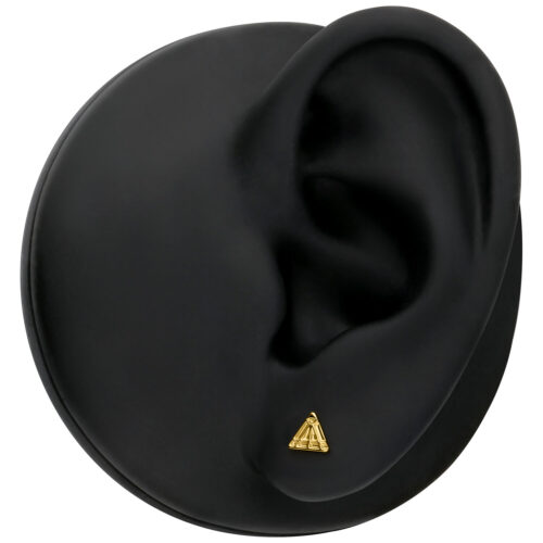 Punta Delta dorata su modello di orecchio nero su sfondo neutro