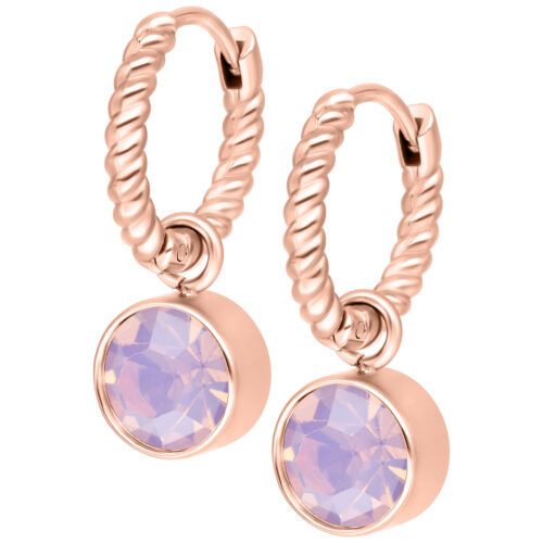 Cerchi in oro rosa, intrecciati con cristallo rosa su sfondo bianco