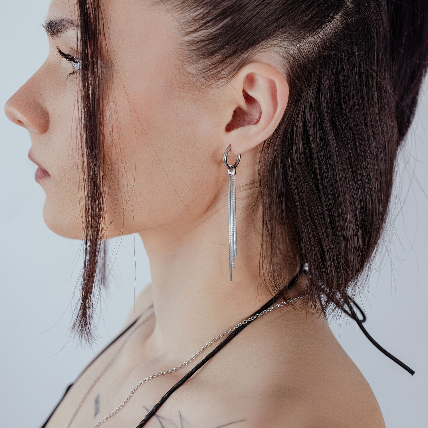Donna con orecchini Snakechain in argento, vista laterale