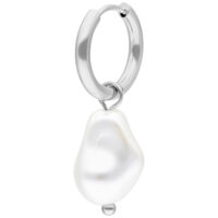 Orecchino d'argento con perla barocca su sfondo bianco