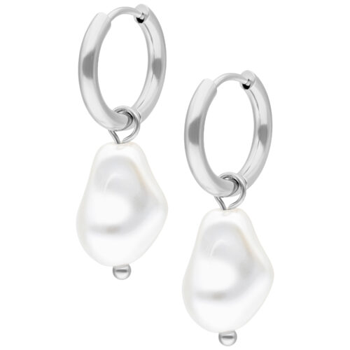 Orecchini a cerchio argentati con perle barocche su sfondo bianco