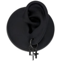 Orecchini pendenti a croce neri in acciaio chirurgico su sfondo nero