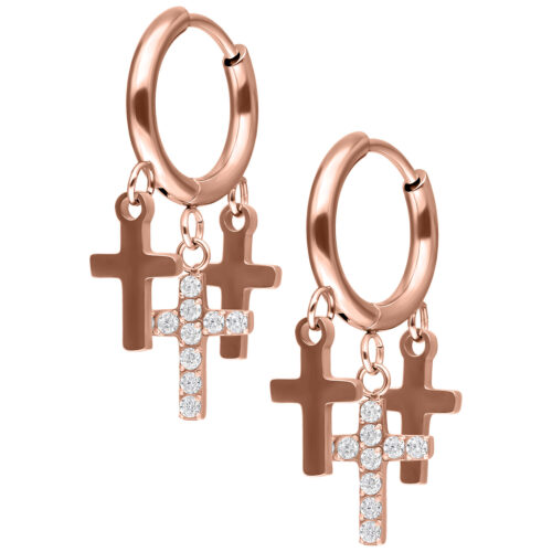 Orecchini a cerchio in oro rosa con tre piccoli pendenti a croce, uno decorato con cristalli, su sfondo bianco