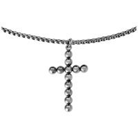Collana con croce nera e argento in acciaio chirurgico su sfondo bianco