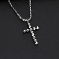 Collana con Croce Bubble in acciaio chirurgico argento su sfondo nero