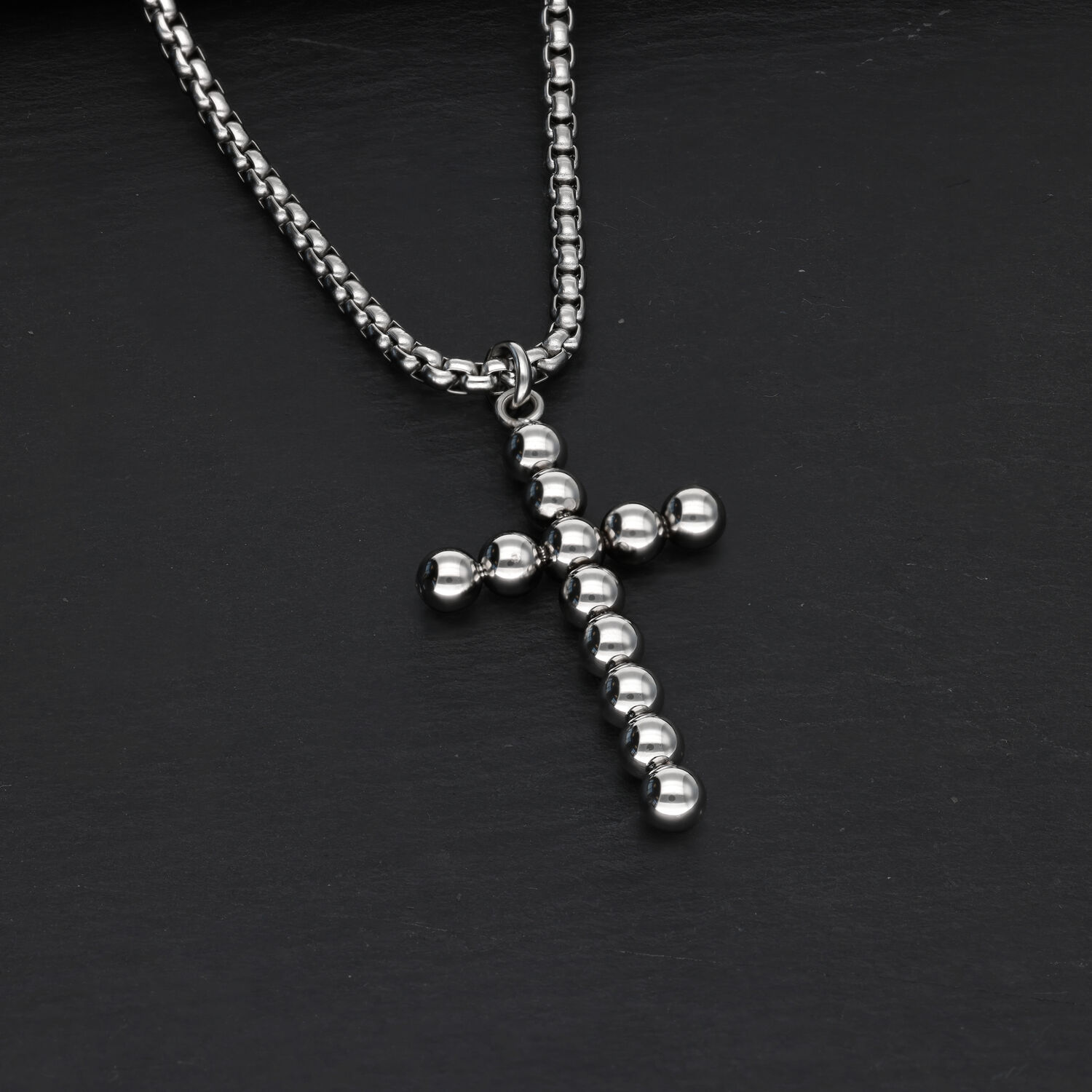 Collana con Croce Bubble in acciaio chirurgico argento su sfondo nero