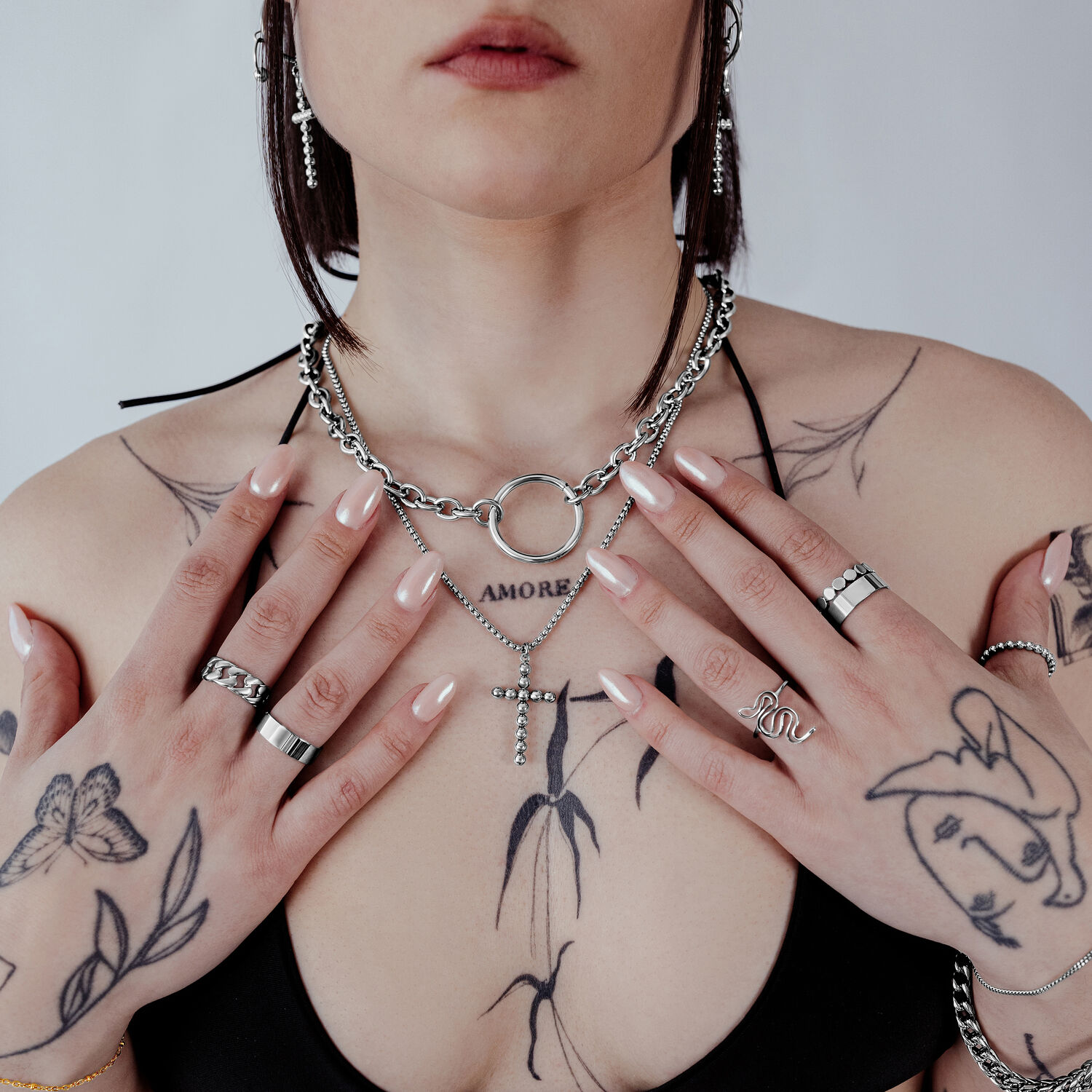 Donna con collana Bubble Cross in argento su sfondo neutro