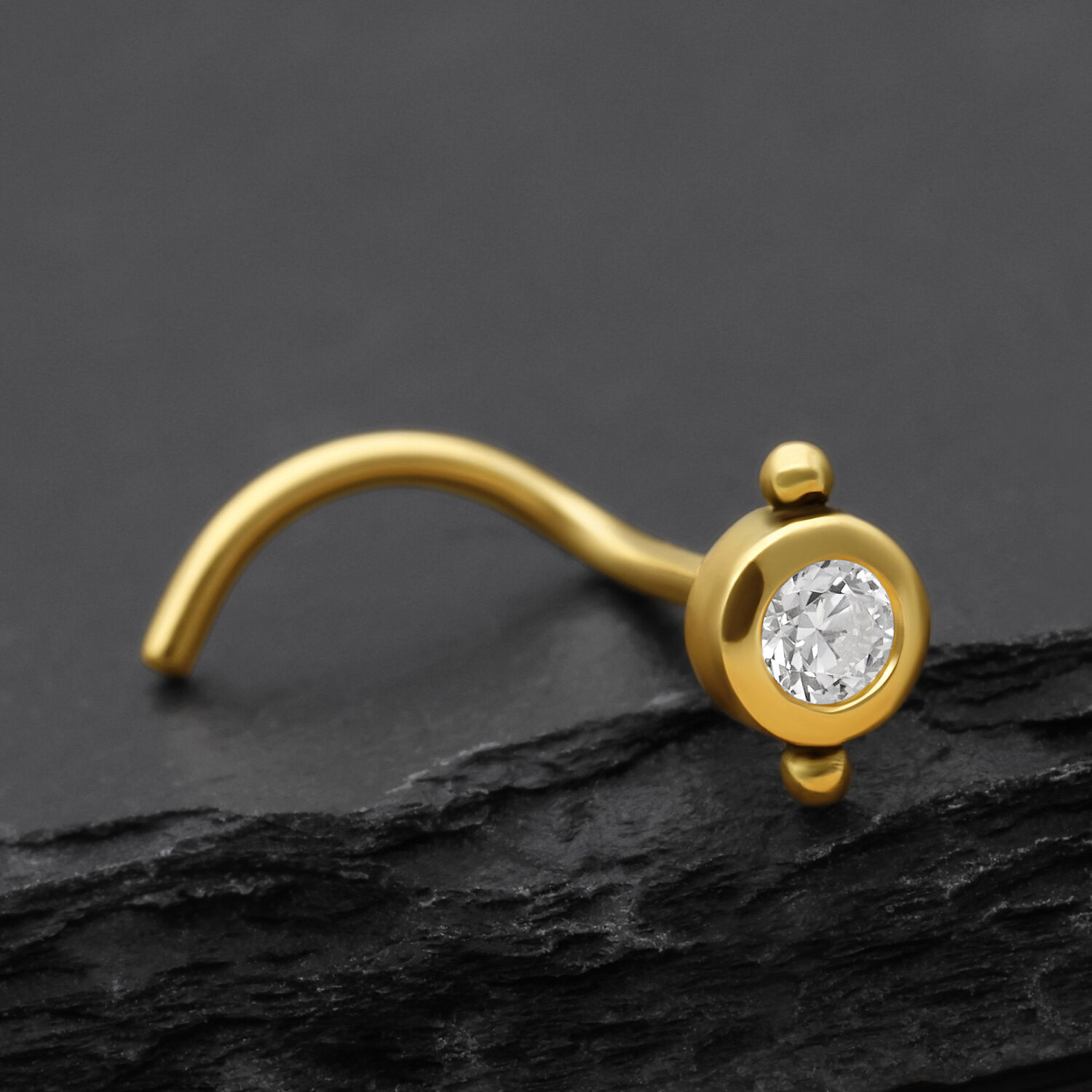 Nasenstecker in oro 18K con cristallo Nasenstecker dorato con cristallo chiaro su sfondo scuro