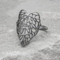 Anello in argento a forma di foglia su sfondo grigio, misura 17,0 mm
