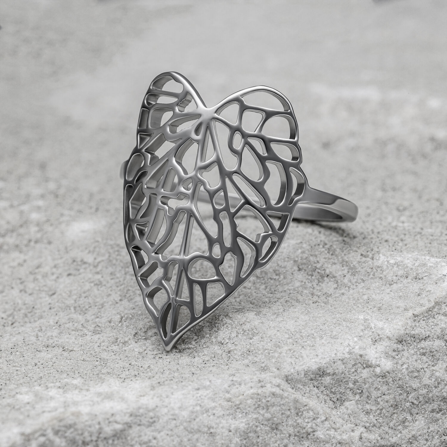 Anello in argento a forma di foglia su sfondo grigio, misura 17,0 mm