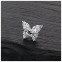Accessorio piercing a farfalla color argento con cristalli chiari su sfondo scuro