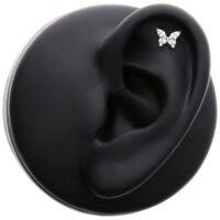 Accessorio a farfalla in argento con cristalli chiari su modello di orecchio nero