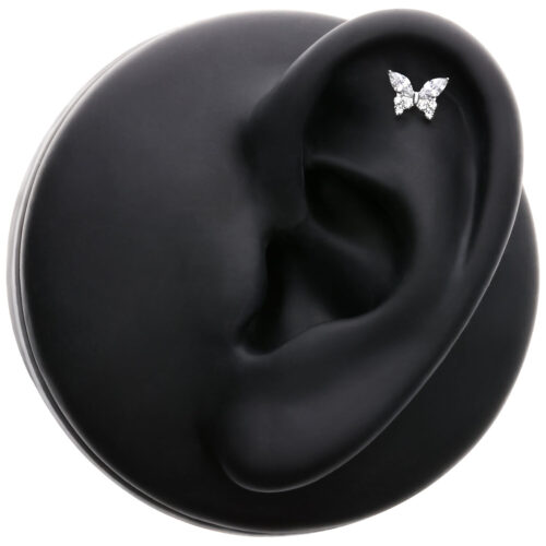 Accessorio a farfalla in argento con cristalli chiari su modello di orecchio nero