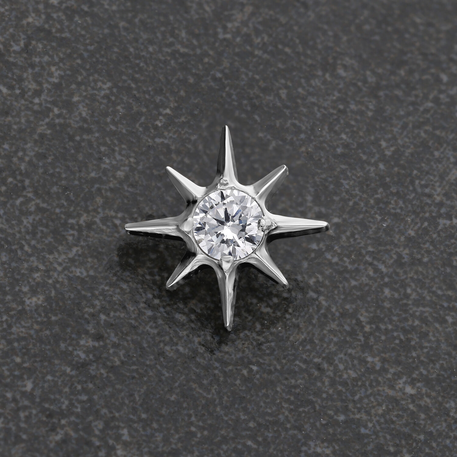 Punta a stella di cristallo argento su sfondo grigio