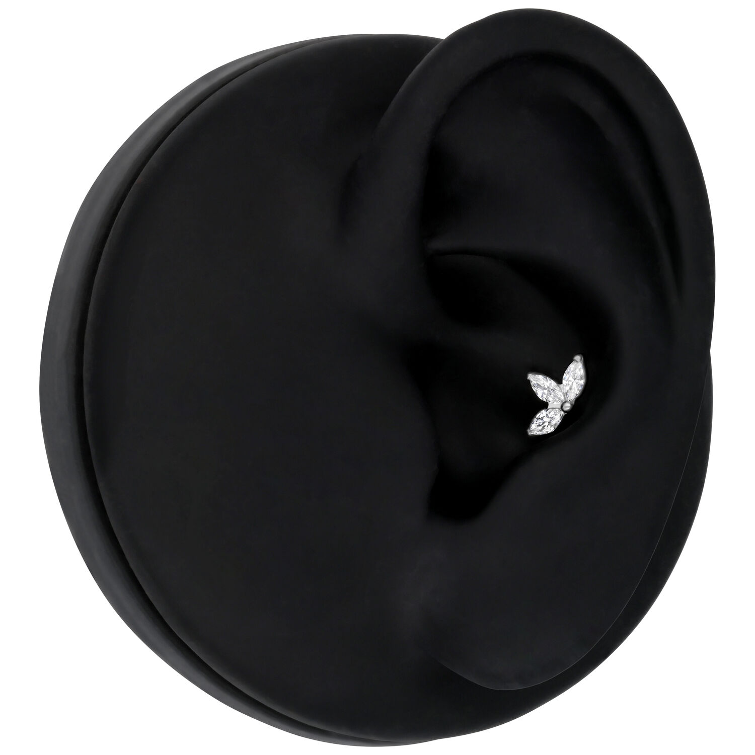 Attacco piercing Crystal Lotus in argento su modello di orecchio nero