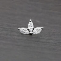 Attacco Crystal Lotus in argento con cristalli chiari su sfondo grigio
