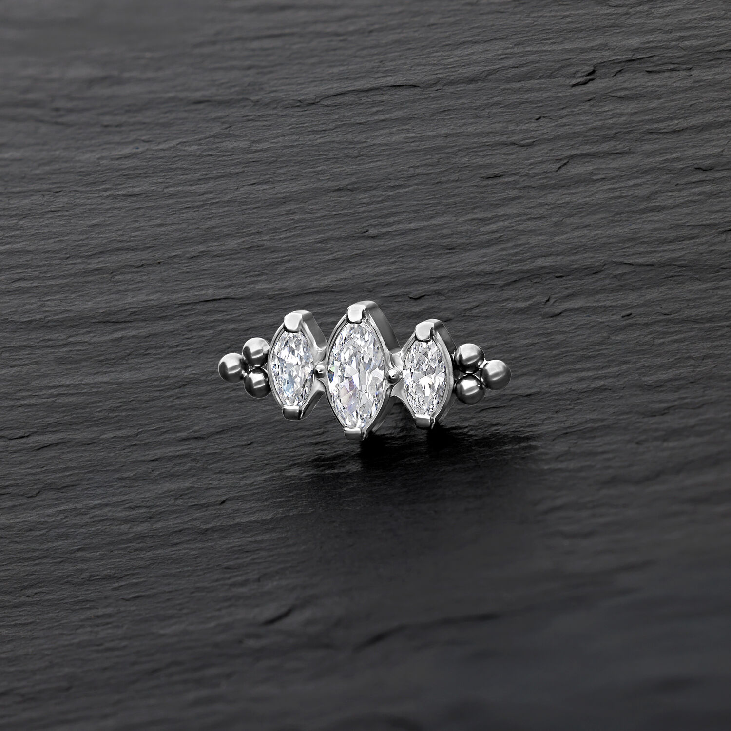 Accessorio Push Fit argento con tre cristalli chiari su sfondo nero