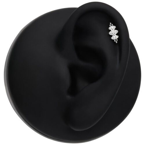 Cristallo d'argento su modello di orecchio nero su sfondo bianco