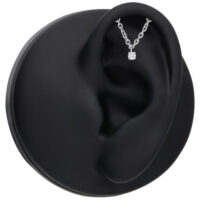 Attacco Helix Push Fit in argento con cristallo chiaro su modello di orecchio nero