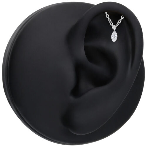 Testina ovale Helix in argento di titanio su un orecchio nero