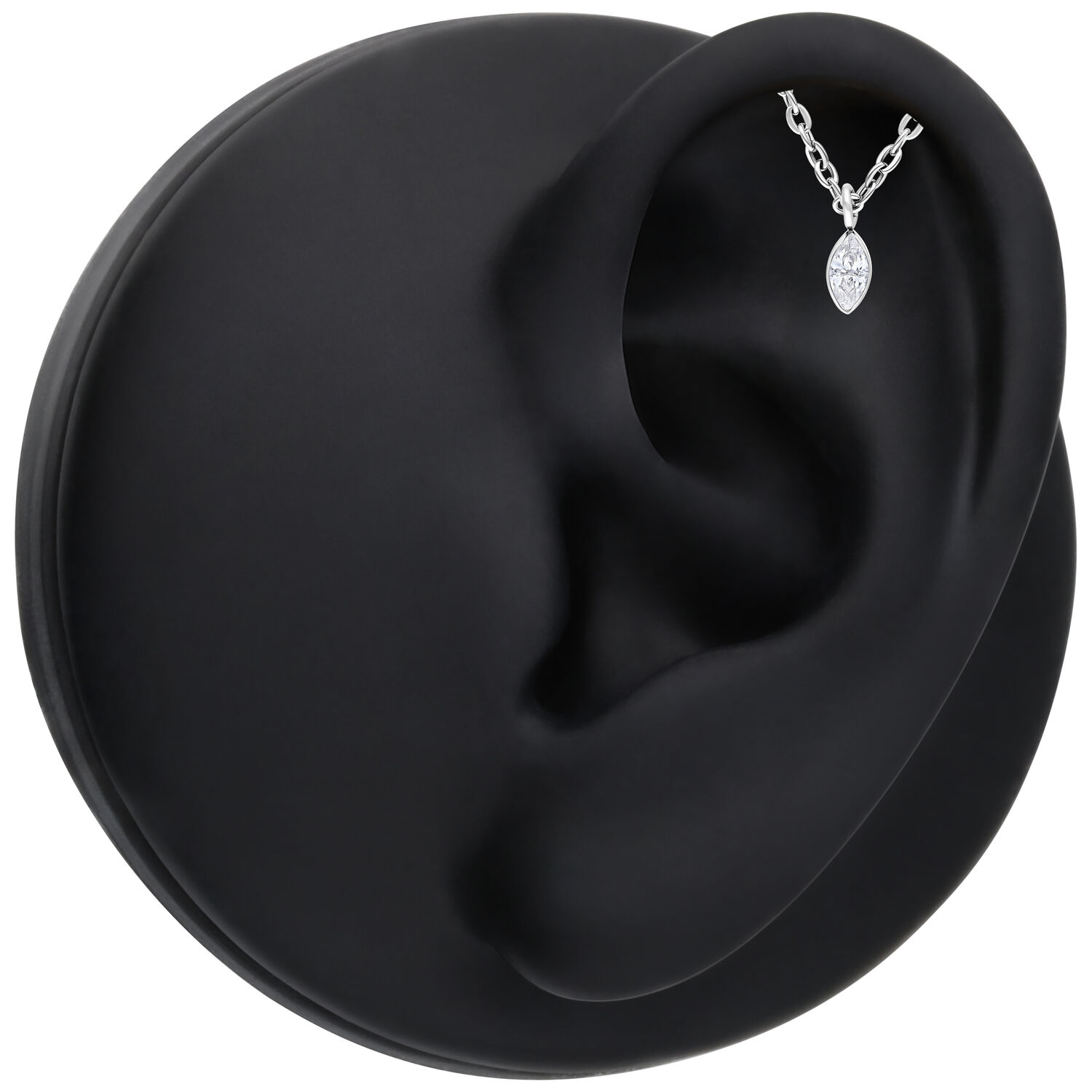 Testina ovale Helix in argento di titanio su un orecchio nero