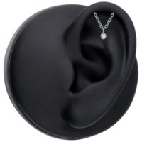 Attacco Push Fit color argento con opale sintetico su modello di orecchio nero