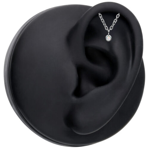 Attacco Push Fit color argento con opale sintetico su modello di orecchio nero